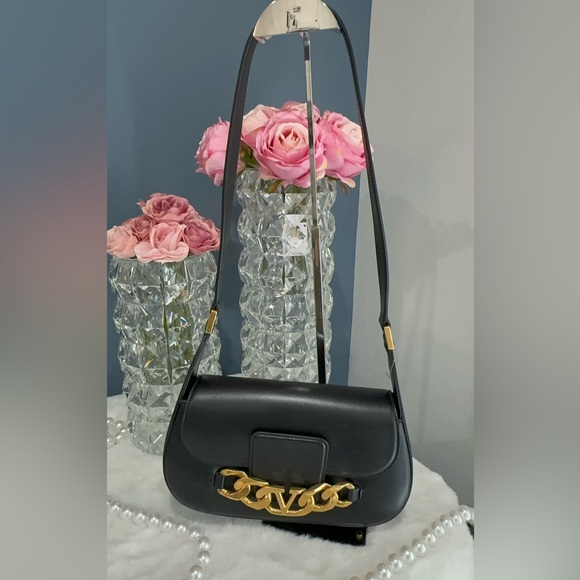 Valentino Garavani 🖤 VLogo leather bag
Authentic 💯 - Picture 3 of 15
